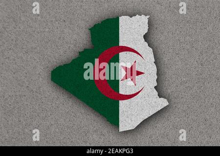 Carte et drapeau de l'Algérie sur Felt Banque D'Images