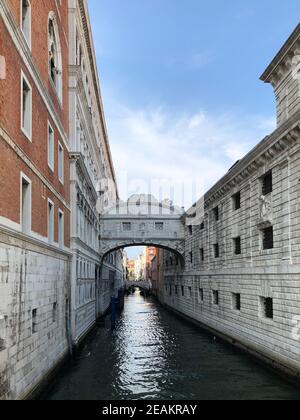 Le pont des Soupirs et la prison Piombi au Palais des Doges dans la ville de Venise, Italie Banque D'Images