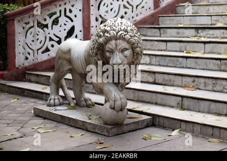 Les lions qui gardaient l'entrée du temple de Sree Chanua Probhu à Kolkata, Bengale occidental, Inde Banque D'Images