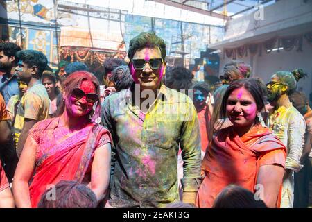 Jodhpur, rajastha, inde - 20 mars 2020: Portrait de jeunes indiens célébrant le festival holi, les hommes sont enduits de poudre colorée. Banque D'Images