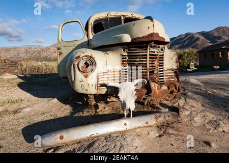 Épave rouillée d'une vieille voiture d'époque laissée sur une ferme à Baja California, Mexique Banque D'Images