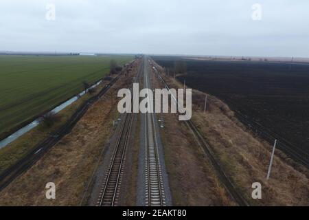 Chemin de fer de parcelle. Vue de dessus sur les rails. Lignes haute tension pour Banque D'Images