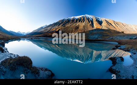 Lac dans les montagnes Altai. Panorama du paysage de l'Altaï dans les montagnes. La période de l'année est l'automne. Banque D'Images