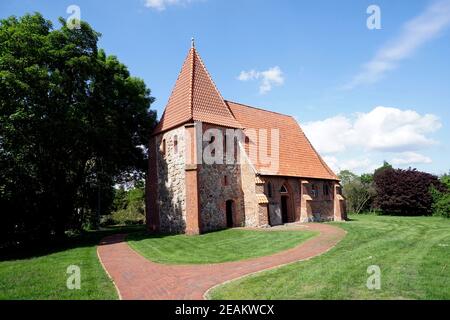 Chapelle luthérienne évangélique de notre-Dame Oetzen, chapelle historique en pierre de champ du XIVe siècle Banque D'Images