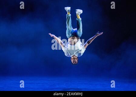 Yah Yellow Perform Yah Yellow Sunshine dans le cadre de l'échantillonnage à Sadler's Wells, Londres. Banque D'Images