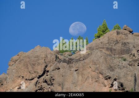 Falaise et lune dans le monument naturel de Nublo. Banque D'Images