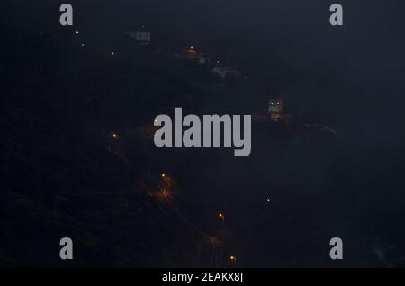 Village d'El Juncal la nuit dans le brouillard. Banque D'Images