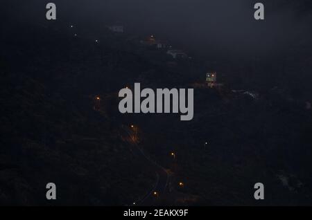 Village d'El Juncal la nuit dans le brouillard. Banque D'Images