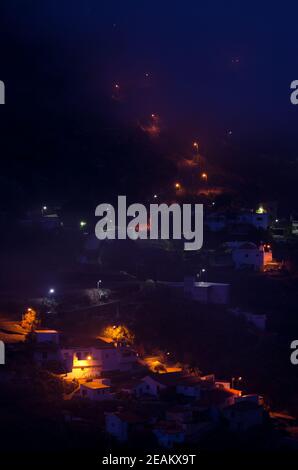 Village d'El Juncal la nuit dans le brouillard. Banque D'Images