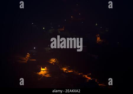 Village d'El Juncal la nuit dans le brouillard. Banque D'Images