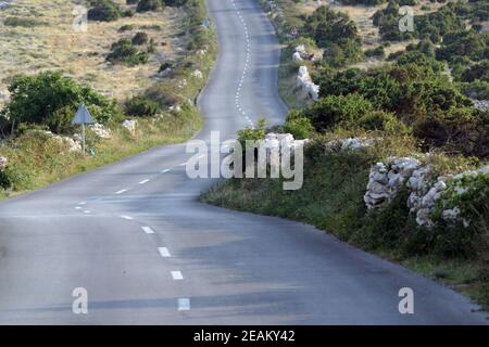 Route en asphalte, île de Pag, Croatie. Banque D'Images
