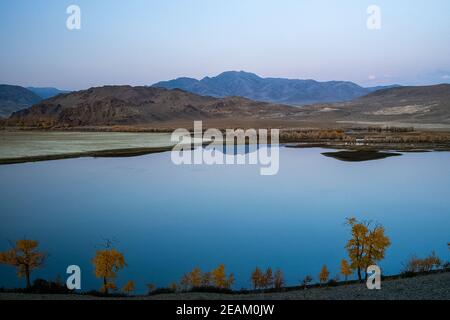 Lac de montagne au milieu des montagnes de l'altaï. La surface de l'eau du lac. Banque D'Images