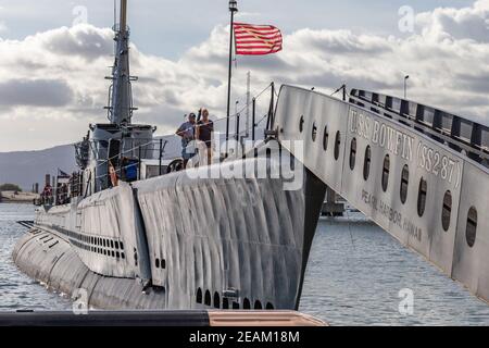 Pearl Harbor, Honolulu, Hawaii, États-Unis - 23 septembre 2018 : sous-marin USS Bowfin à côté du centre d'accueil USS Arizona Memorial à Pearl Harbor. Banque D'Images