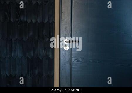 Portes en bois d'une chambre d'hôtel moderne. Intérieur exquis dans un endroit confortable. Banque D'Images