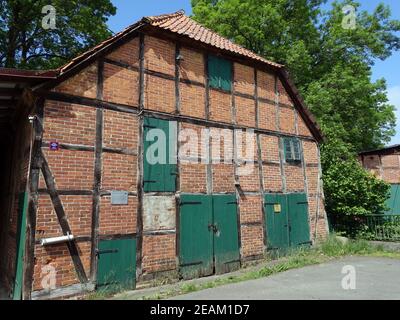 Ancien moulin à eau Ã–tzmühle, bâtiment classé à la Wipperau, un affluent de l'Illmenau Banque D'Images