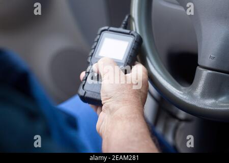 Homme à l'aide de l'outil de diagnostic car Banque D'Images