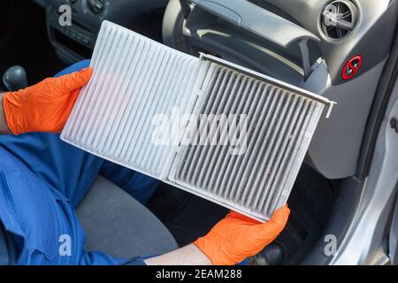 Nettoyer et sale pollen cabine filtre à air pour une voiture Banque D'Images