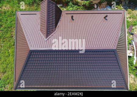 Une vue de dessus sur le toit de la maison. Le toit de tôle ondulée. Roofing d'un profil en métal de forme ondulée Banque D'Images