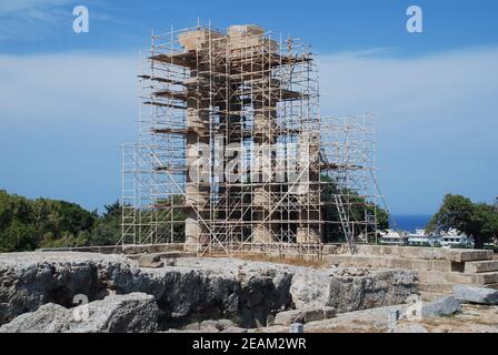 Le Temple Pythien d'Apollon à l'Acropole de Rhodes, dans la vieille ville de Rhodes, en Grèce. Le temple date de la période hellénistique. Banque D'Images