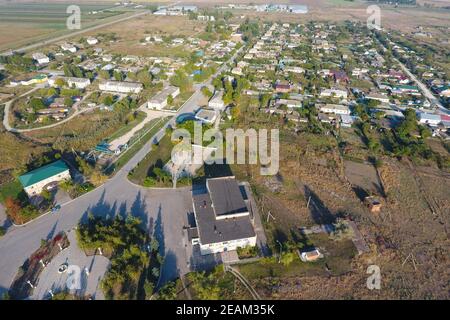 Vue depuis le sommet du village. Maisons et jardins. Pays Banque D'Images