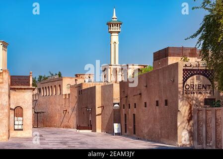 Dubaï, Émirats Arabes Unis - 06 janvier 2012 : vue sur le quartier historique d'Al Bastakiya. Établi à la fin du XIXe siècle, il est maintenant plein de restaurants Banque D'Images