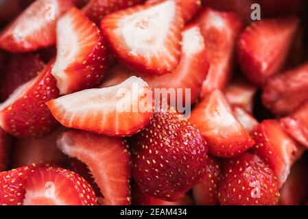 Texture de fond des fraises tranchées rouges fraîches. Banque D'Images