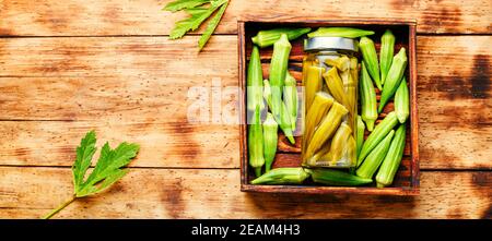 Okra en conserve en pots Banque D'Images