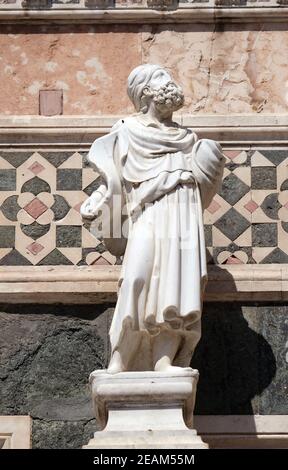 Statue du Prophète attribuée à Andrea Pisano, Portail sur le mur latéral de la Cattedrale di Santa Maria del Fiore (Cathédrale de Sainte Marie de la Fleur), Florence, Italie Banque D'Images