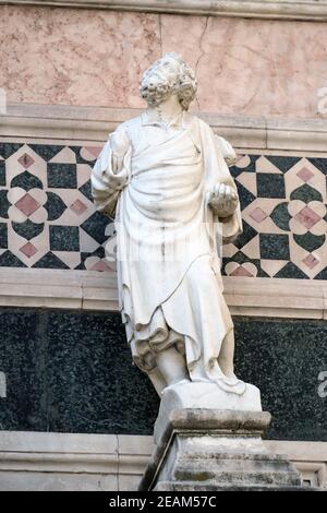 Statue du Prophète attribuée à Andrea Pisano, Portail sur le mur latéral de la Cattedrale di Santa Maria del Fiore (Cathédrale de Sainte Marie de la Fleur), Florence, Italie Banque D'Images