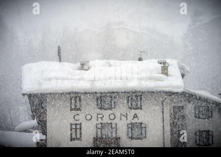 10 février 2021, Italie, Cortina D·ampezzo: Ski alpin: Championnats du monde: Les athlètes de Slovénie sont logés à l'Hôtel Corona. Après de fortes chutes de neige, la journée de compétition a été complètement annulée. La station de ski accueille les Jeux Olympiques d'hiver de 2026, qui se tiendront à Milan et à Cortina d'Ampezzo. Photo: Michael Kappeller/dpa Banque D'Images