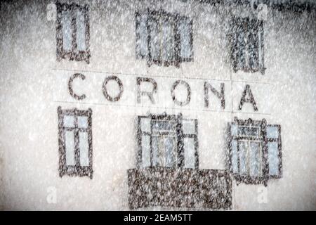 10 février 2021, Italie, Cortina D·ampezzo: Ski alpin: Championnats du monde: Les athlètes de Slovénie sont logés à l'Hôtel Corona. Après de fortes chutes de neige, la journée de compétition a été complètement annulée. La station de ski accueille les Jeux Olympiques d'hiver de 2026, qui se tiendront à Milan et à Cortina d'Ampezzo. Photo: Michael Kappeller/dpa Banque D'Images