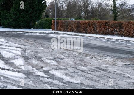 Brentwood Essex 10 février 2021 le centre de vaccination Brentwood Essex Covid et le site de test Covid ont été forcés de fermer et de retourner les patients pendant deux jours, car Brentwood Brough Council n'a pas réussi à graquer le parking du centre Brentwood (qu'ils possèdent) où se trouvent les centres, il est donc trop dangereux pour les patients. Les travailleurs ont été laissés debout et jouer dans la neige car ils n'ont pas de travail. La raison des fermetures a été confirmée par une source du NHS. Le parking du centre crédit: Ian Davidson/Alay Live News Banque D'Images