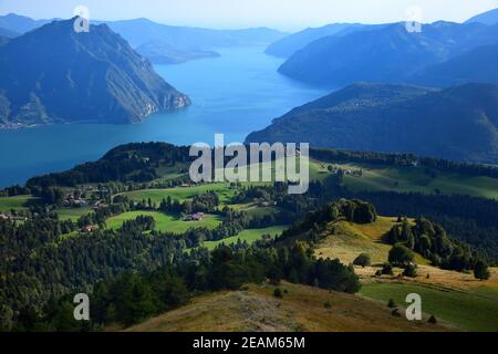 Vue depuis le mont Colombina jusqu'au lac Iseo et à Corna Trentapassi. Bossico, Bergame, Lombardie, Italie. Banque D'Images