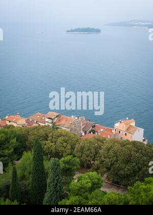 Vue sur Rovinj depuis le clocher jusqu'au port Banque D'Images