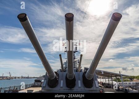 Pearl Harbor, Hawaii, États-Unis - 24 septembre 2018 : d'énormes canons de l'USS Missouri amarrés à Pearl Harbor. Ciel bleu avec des nuages blancs comme arrière-plan. Banque D'Images