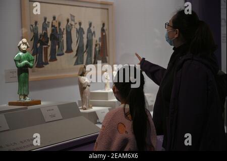 (210210) -- BEIJING, le 10 février 2021 (Xinhua) -- les visiteurs voient des expositions au cours d'une exposition présentant des costumes chinois anciens au Musée national de Chine, Beijing, capitale de la Chine, le 10 février 2021. Le Musée national de Chine a ouvert sa première exposition sur l'histoire générale du costume chinois, en emportant les visiteurs sur un voyage à travers l'évolution du costume chinois antique sur des milliers d'années. On y expose environ 130 pièces ou ensembles de reliques culturelles, y compris des objets de jade, de pierre et d'os, des figurines, des vêtements, des accessoires d'or et d'argent, des œuvres de peinture et de calligraphie. L'élément Banque D'Images