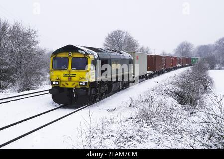 DONCASTER, LE 2 FÉVRIER 2021. Un train de fret intermodal Freightliner transportant des conteneurs d'expédition d'importation et d'exportation vers les terminaux et les ports de l'ensemble du Banque D'Images