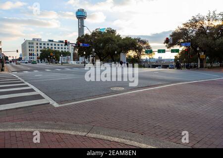 Dallas, TX, USA - 23 décembre 2013 : angle Houston St. Et Elm St. La limousine présidentielle s'est transformée de Houston à Elm en 1963 avant que les tirs ne sonnent Banque D'Images