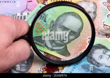 Dollars australiens dans une loupe Banque D'Images