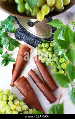 Raisins légers et écailles millésimes. Pastilla de raisins. Produit naturel sans conservateurs. Nourriture pour végétariens. Grappes de raisins sur fond clair. Photo verticale. Banque D'Images