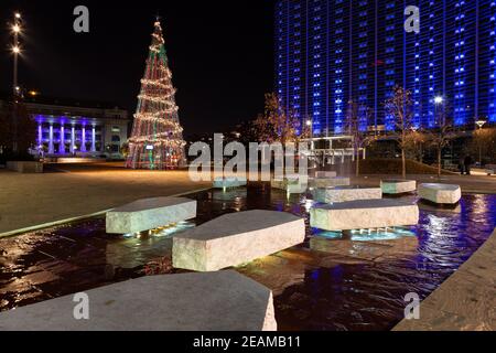 Dallas, TX, Etats-Unis - 23 décembre 2013 : main Street Garden Park la nuit près de l'heure de Noël. Banque D'Images