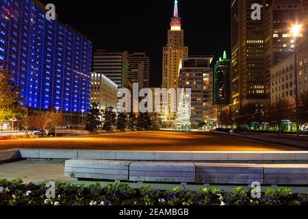 Dallas, TX, Etats-Unis - 23 décembre 2013 : main Street Garden Park la nuit près de l'heure de Noël. Banque D'Images