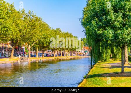 Canal principal entourant la ville hollandaise de Delft, pays-Bas Banque D'Images