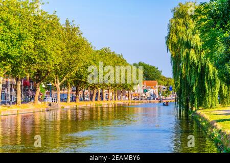 Canal principal entourant la ville hollandaise de Delft, pays-Bas Banque D'Images