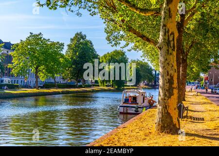 Canal principal entourant la ville hollandaise de Delft, pays-Bas Banque D'Images