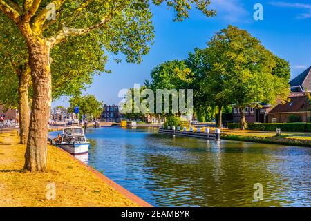 Canal principal entourant la ville hollandaise de Delft, pays-Bas Banque D'Images