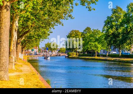 Canal principal entourant la ville hollandaise de Delft, pays-Bas Banque D'Images