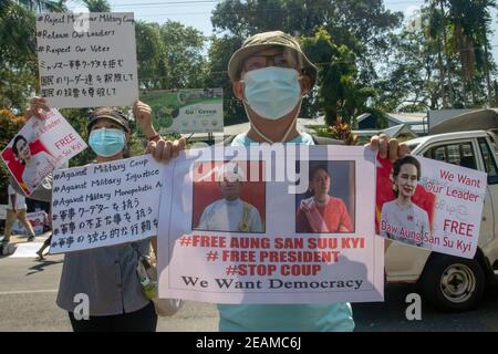 Les manifestants tiennent un écriteau avec un portrait d'Aung san Suu Kyi pendant la manifestation. Des milliers de personnes sont descendues dans les rues de Yangon le cinquième jour de protestation contre le coup d'État militaire et ont demandé la libération d'Aung San Suu Kyi. L'armée du Myanmar a arrêté le conseiller d'État du Myanmar Aung San Suu Kyi le 01 février 2021 et a déclaré l'état d'urgence tout en prenant le pouvoir dans le pays pendant un an après avoir perdu les élections contre la Ligue nationale pour la démocratie (NLD). Banque D'Images