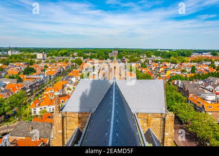 Vue aérienne de Delft avec la partie arrière de l'église Niuewe Kerk, pays-Bas Banque D'Images