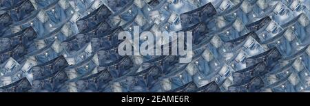 Arrière-plan en jeans bleu foncé et bleu clair avec des taches blanches décolorées. Taille de la bannière. Banque D'Images